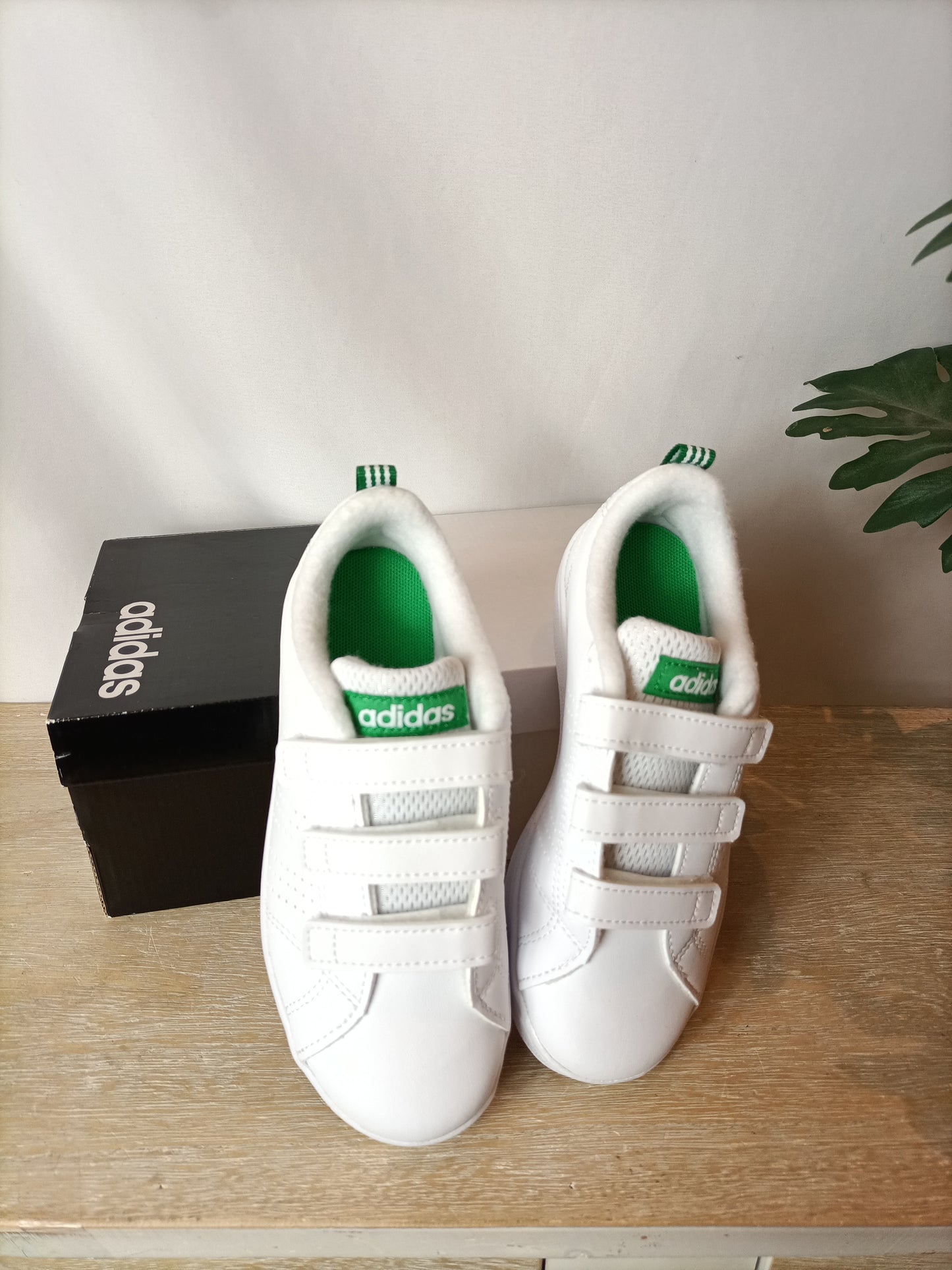 ADIDAS. Zapatillas blancas velcro T.31