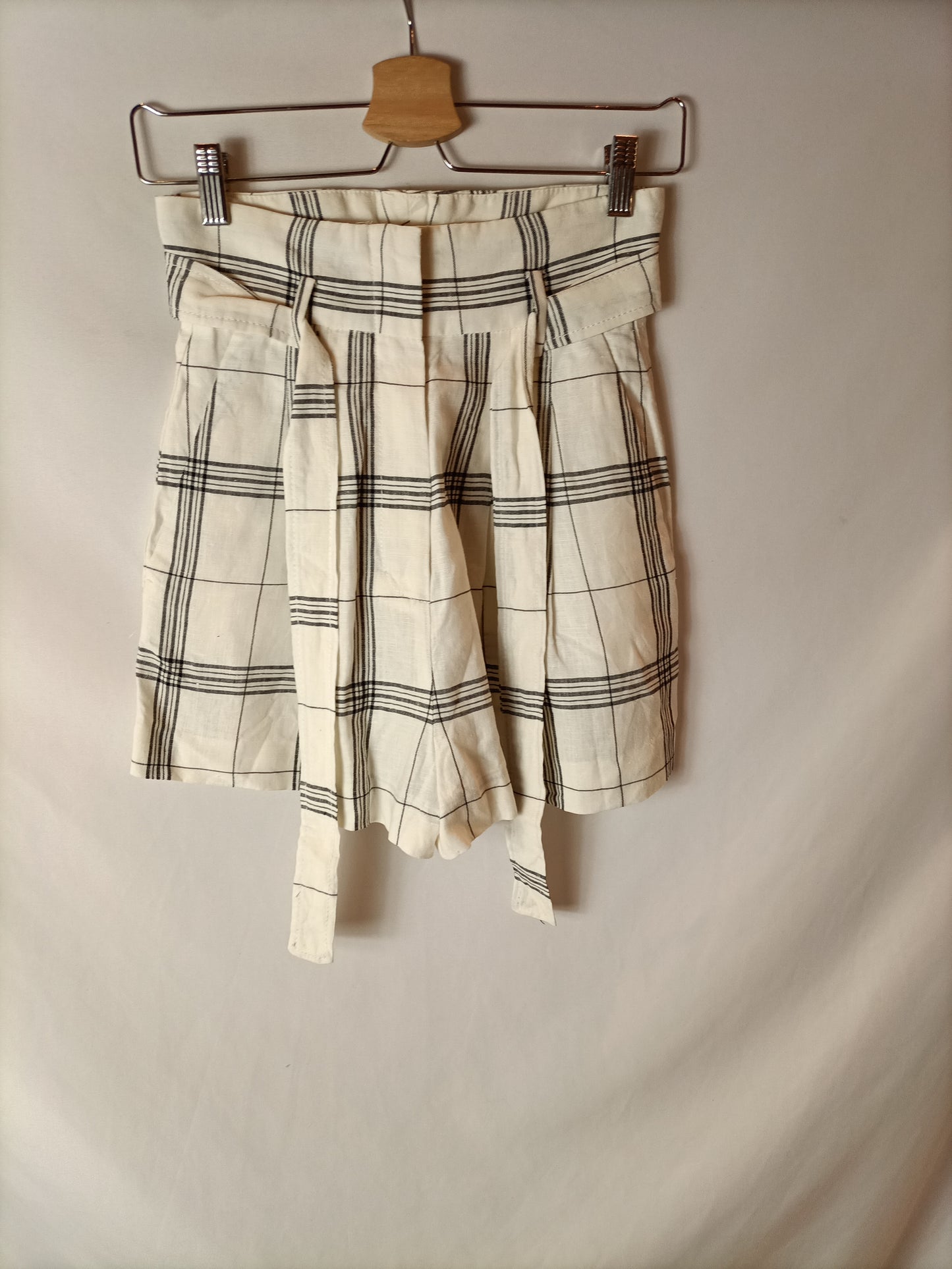 MANGO. Bermudas tiro alto blanca rayas negras. T XS