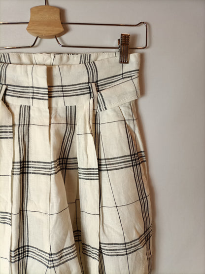 MANGO. Bermudas tiro alto blanca rayas negras. T XS