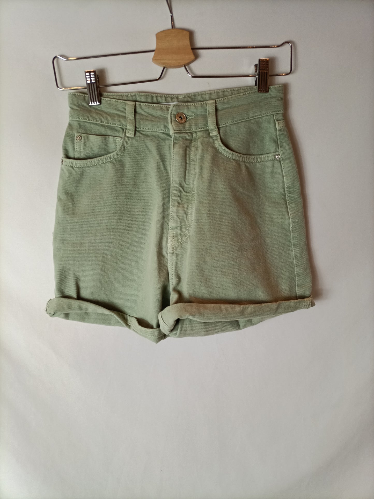 ZARA. Shorts tiro alto verde claro. T XS