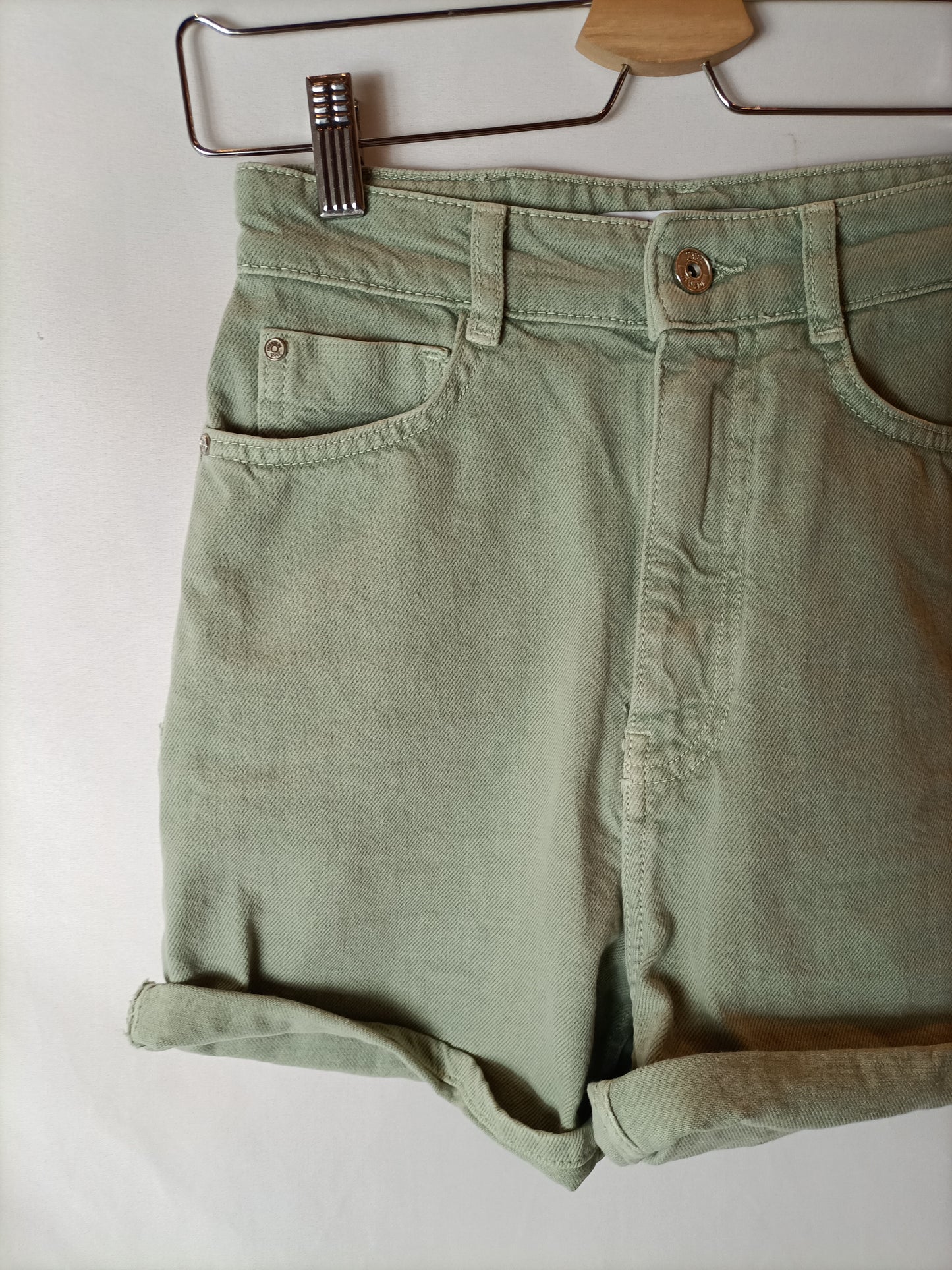 ZARA. Shorts tiro alto verde claro. T XS