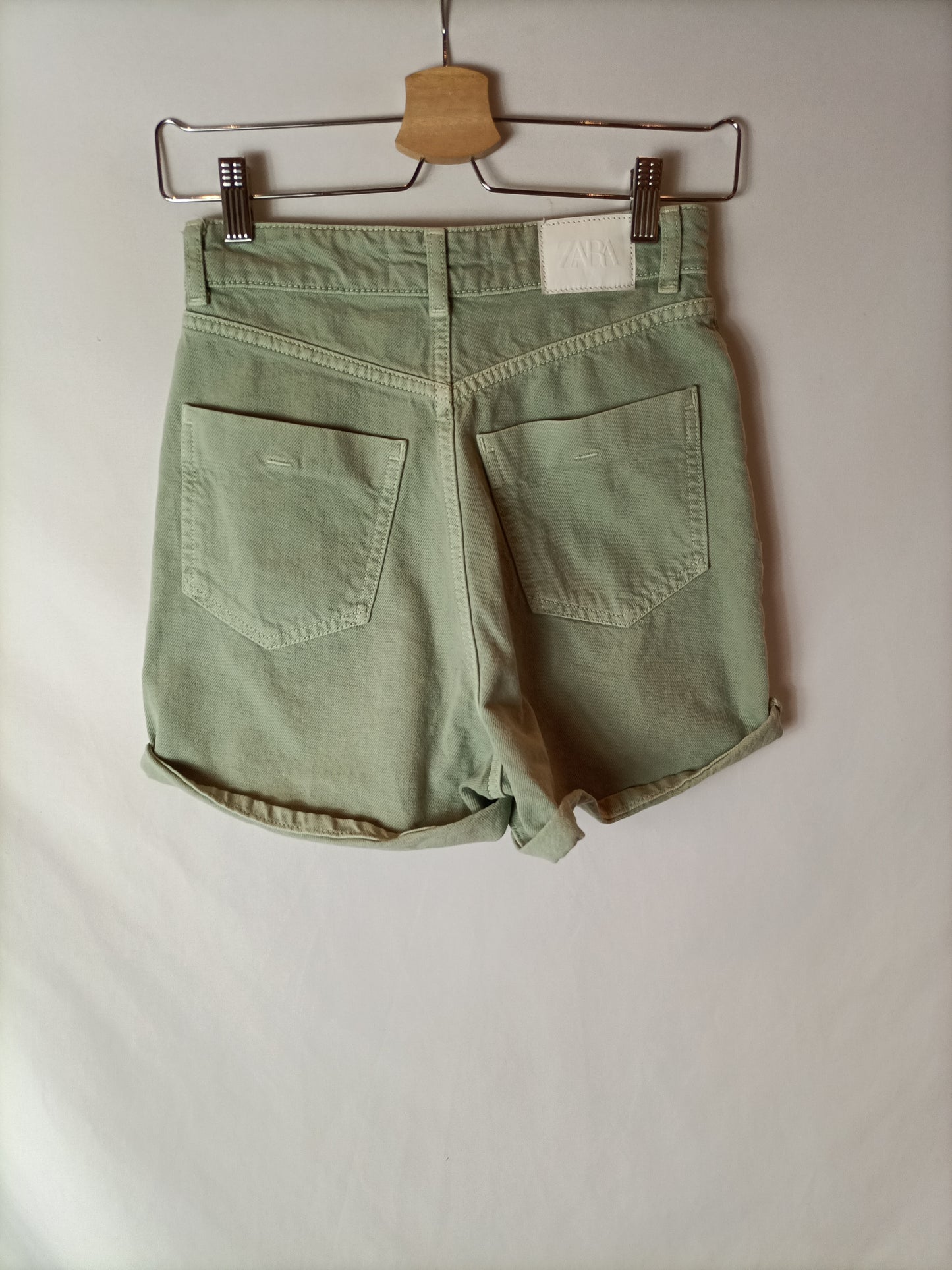 ZARA. Shorts tiro alto verde claro. T XS