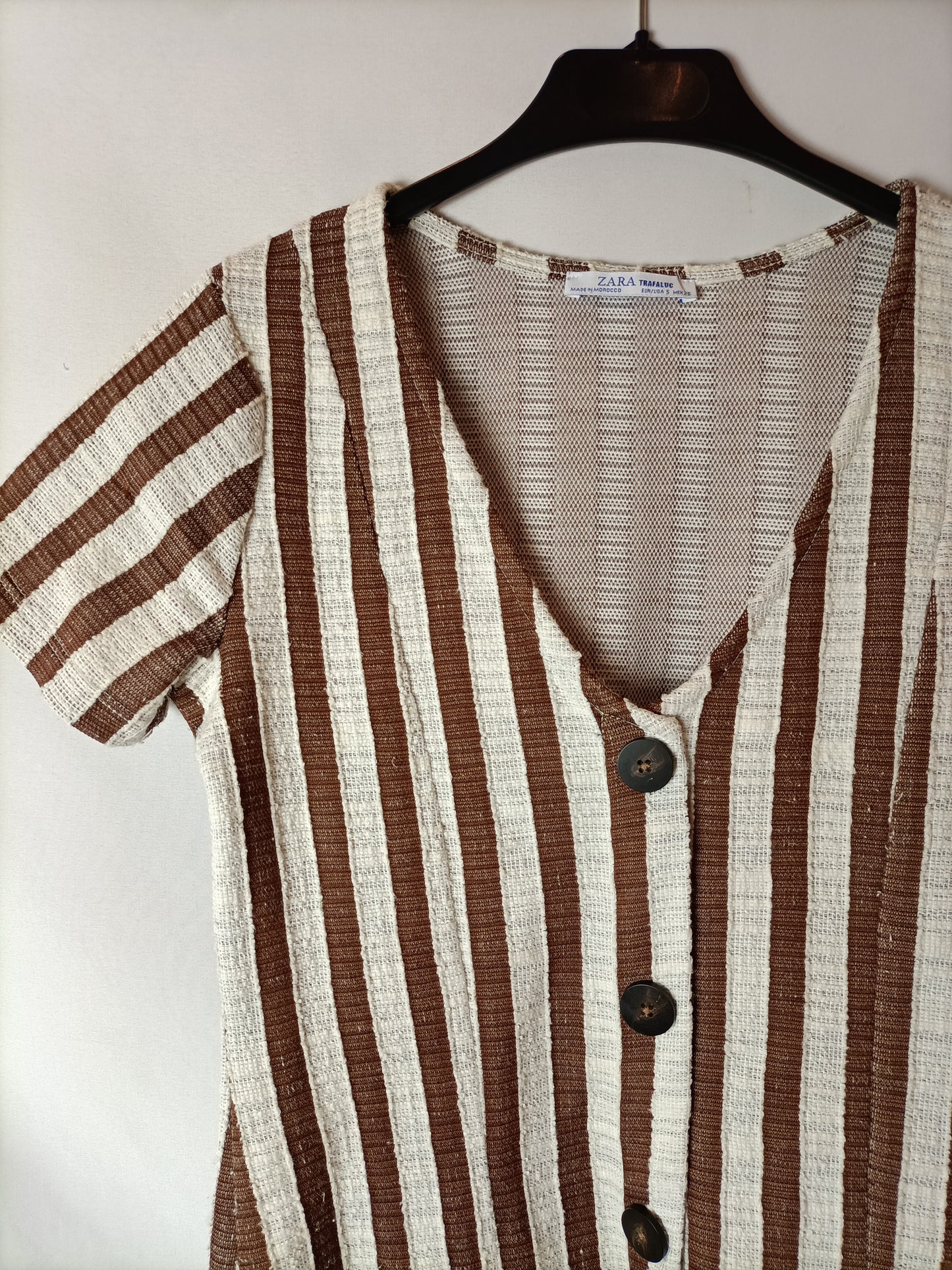ZARA. Vestido textura rayas blancas y marrones. T S