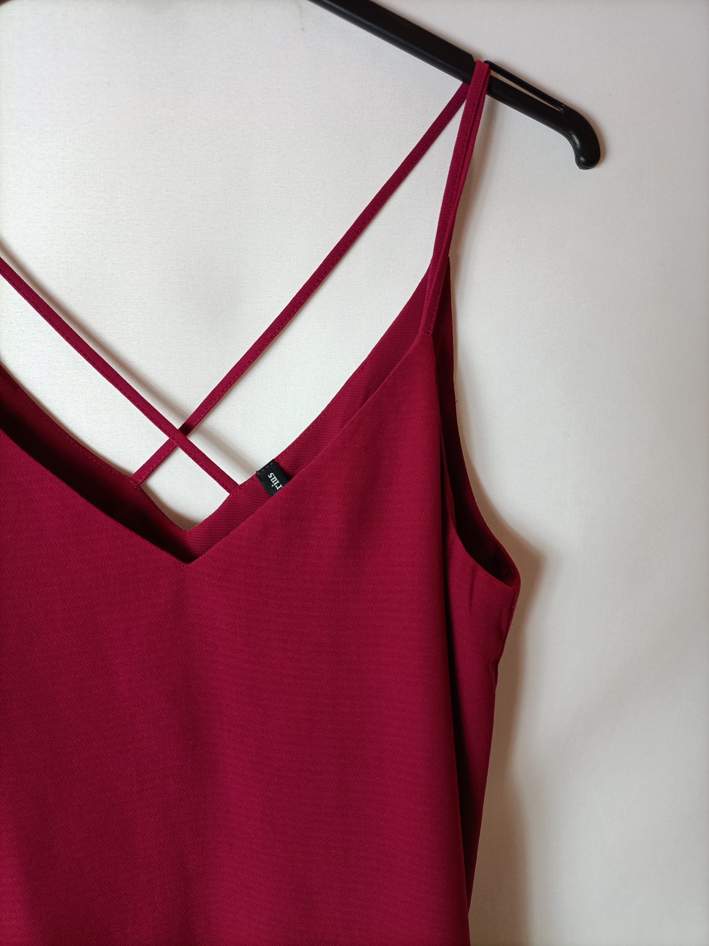 STRADIVARIUS. Top tirantes burdeos. T S