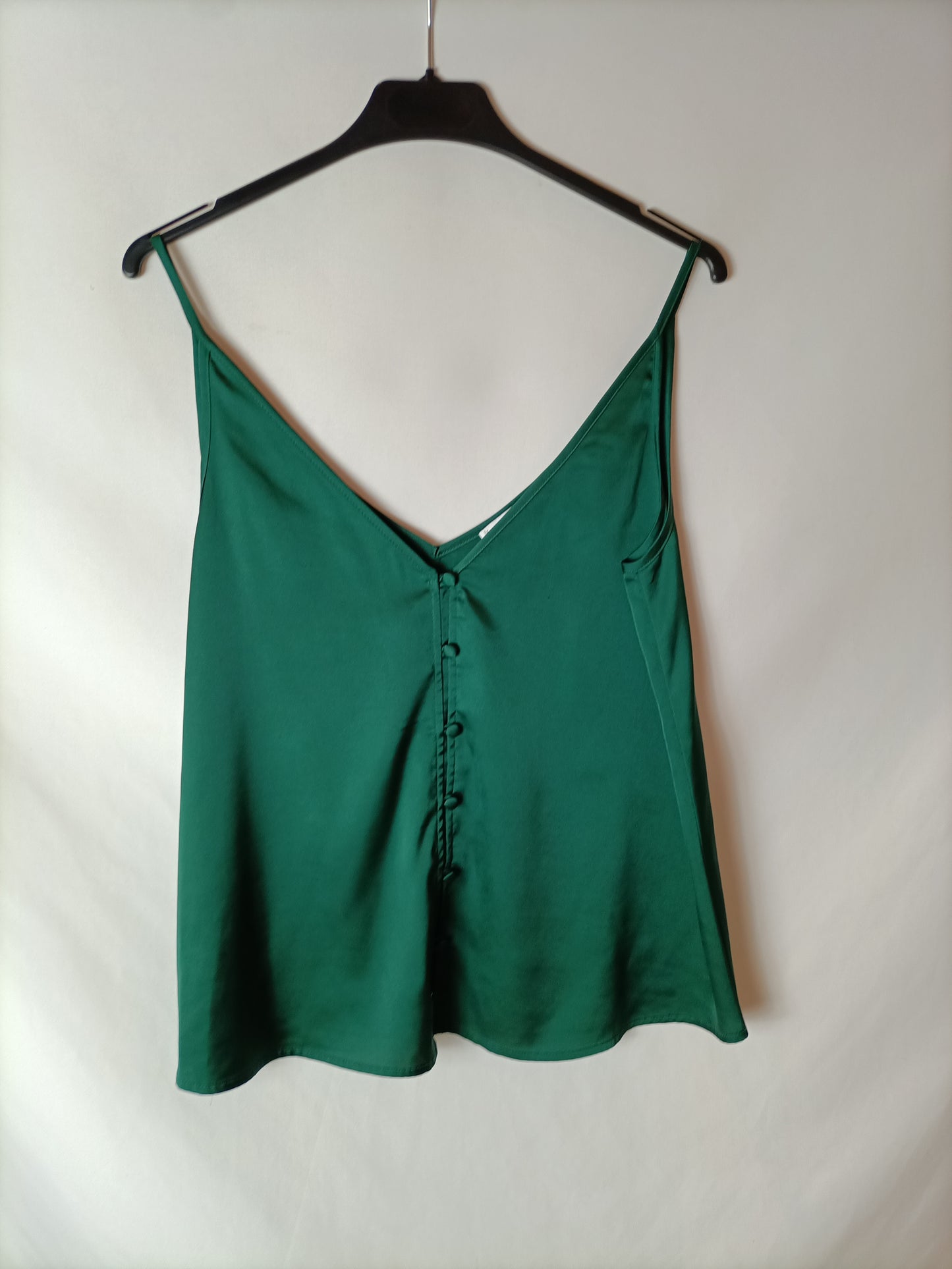 MANGO. Top raso verde botella. T XS (S/M)