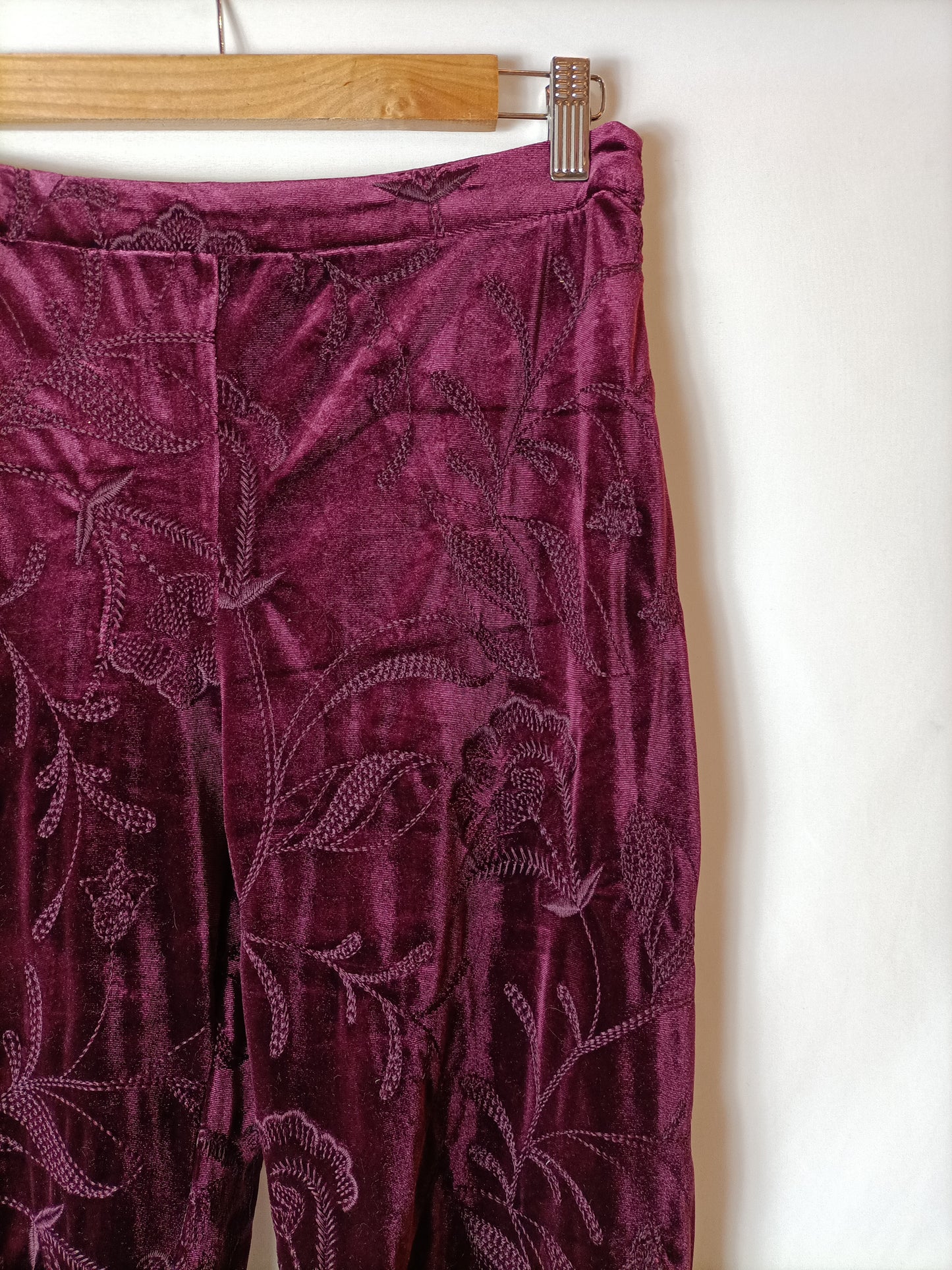 INTROPIA. Pantalón burdeos terciopelo T.m