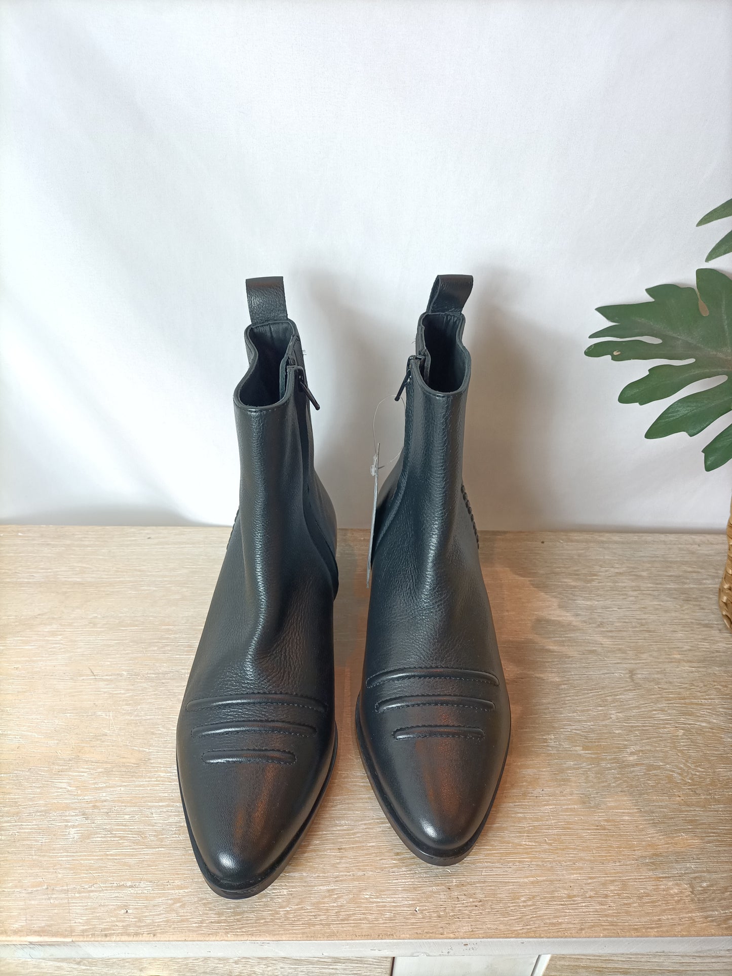 INTROPIA. Botas piel negras T.37