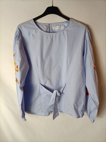 ZARA. Blue blouse with embroidered sleeves. Size 11-12 years (XXS)