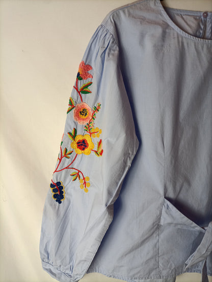 ZARA. Blue blouse with embroidered sleeves. Size 11-12 years (XXS)