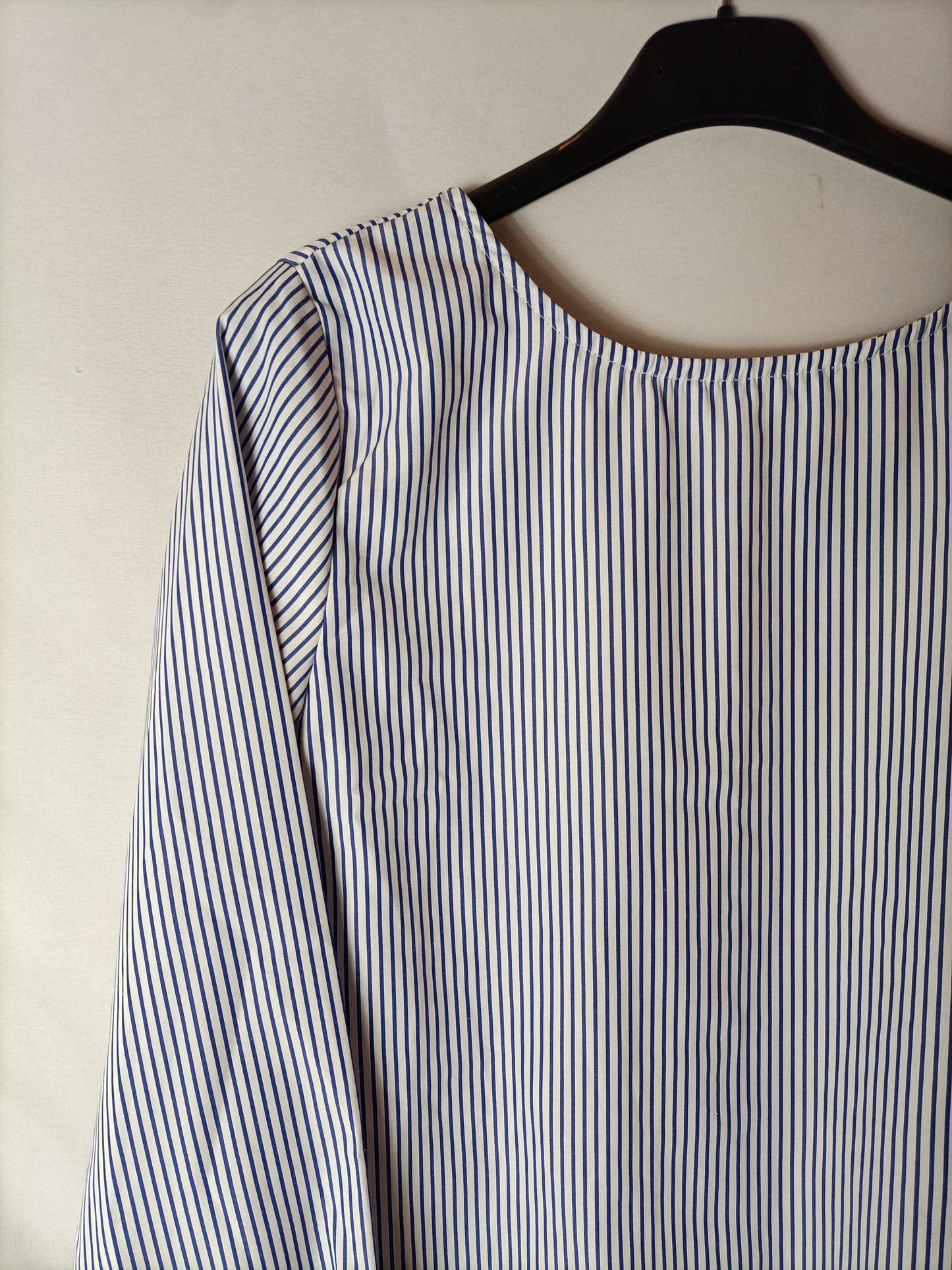 KOOLOOK. Blusa rayas espalda en pico. T S