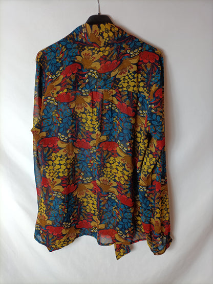 MOLLY BRACKEN. Blusa semitransparente estampada. T L