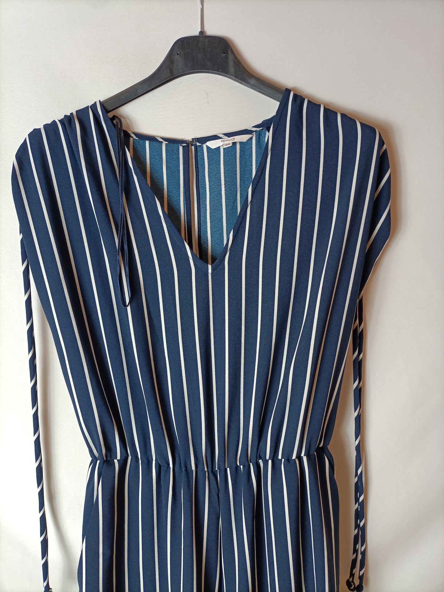 FORMULA JOVEN. Mono fluido azul con rayas blancas. T S