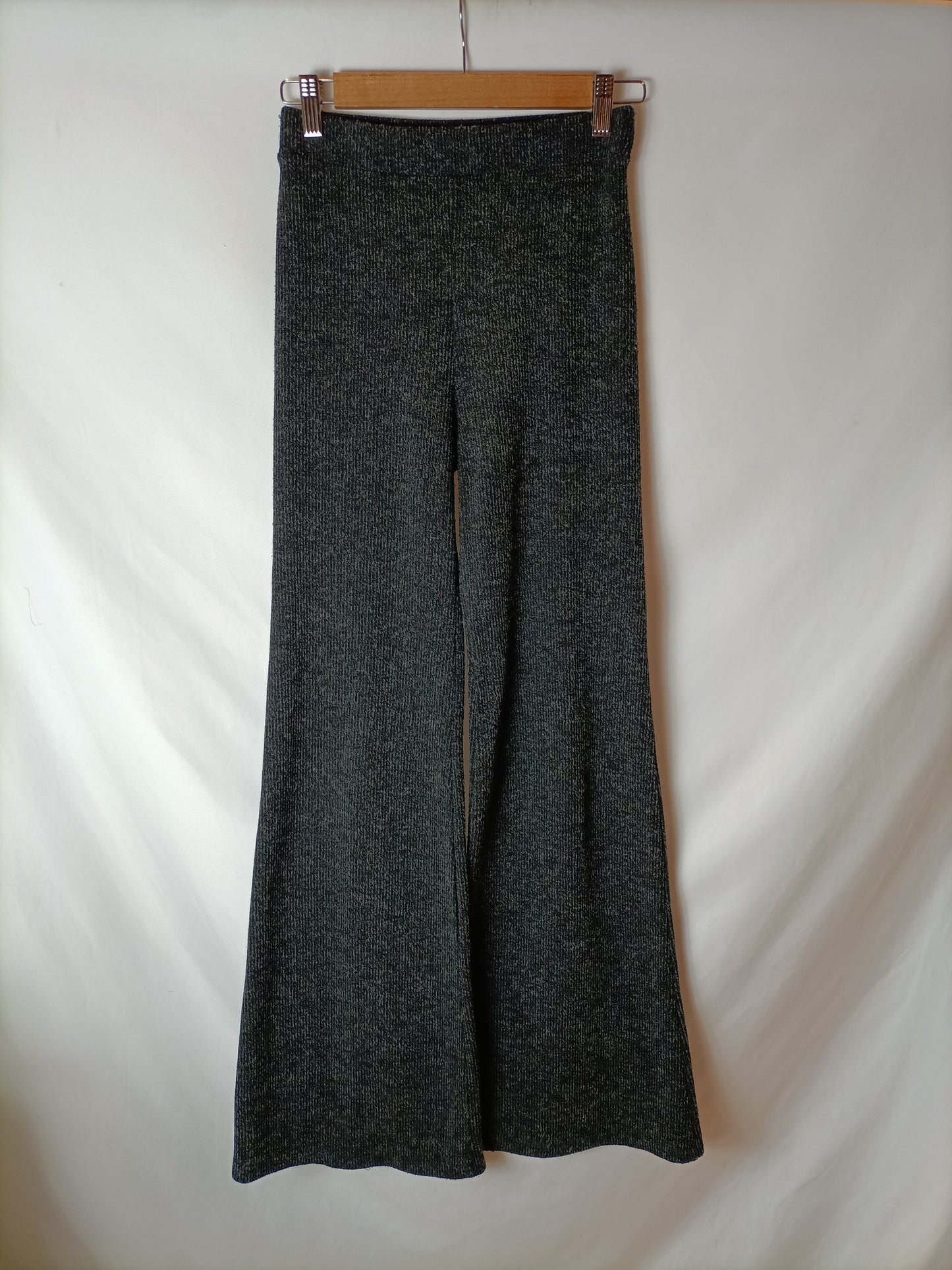 BERSHKA. Pantalón negro punto T.s