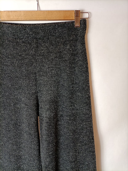 BERSHKA. Pantalón negro punto T.s