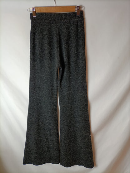 BERSHKA. Pantalón negro punto T.s