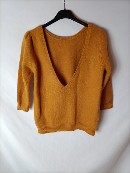 ZARA. Mustard V-back sweater. TM