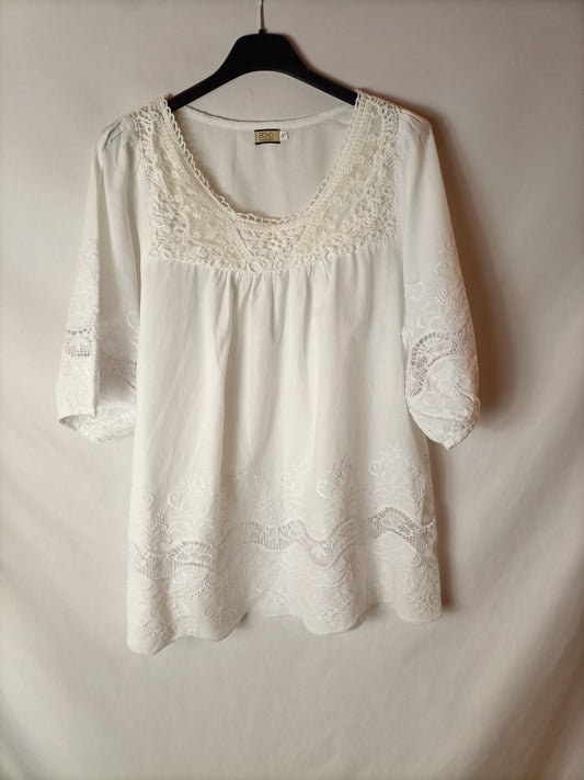 BOHO. Blusa blanca bordados. T M/L