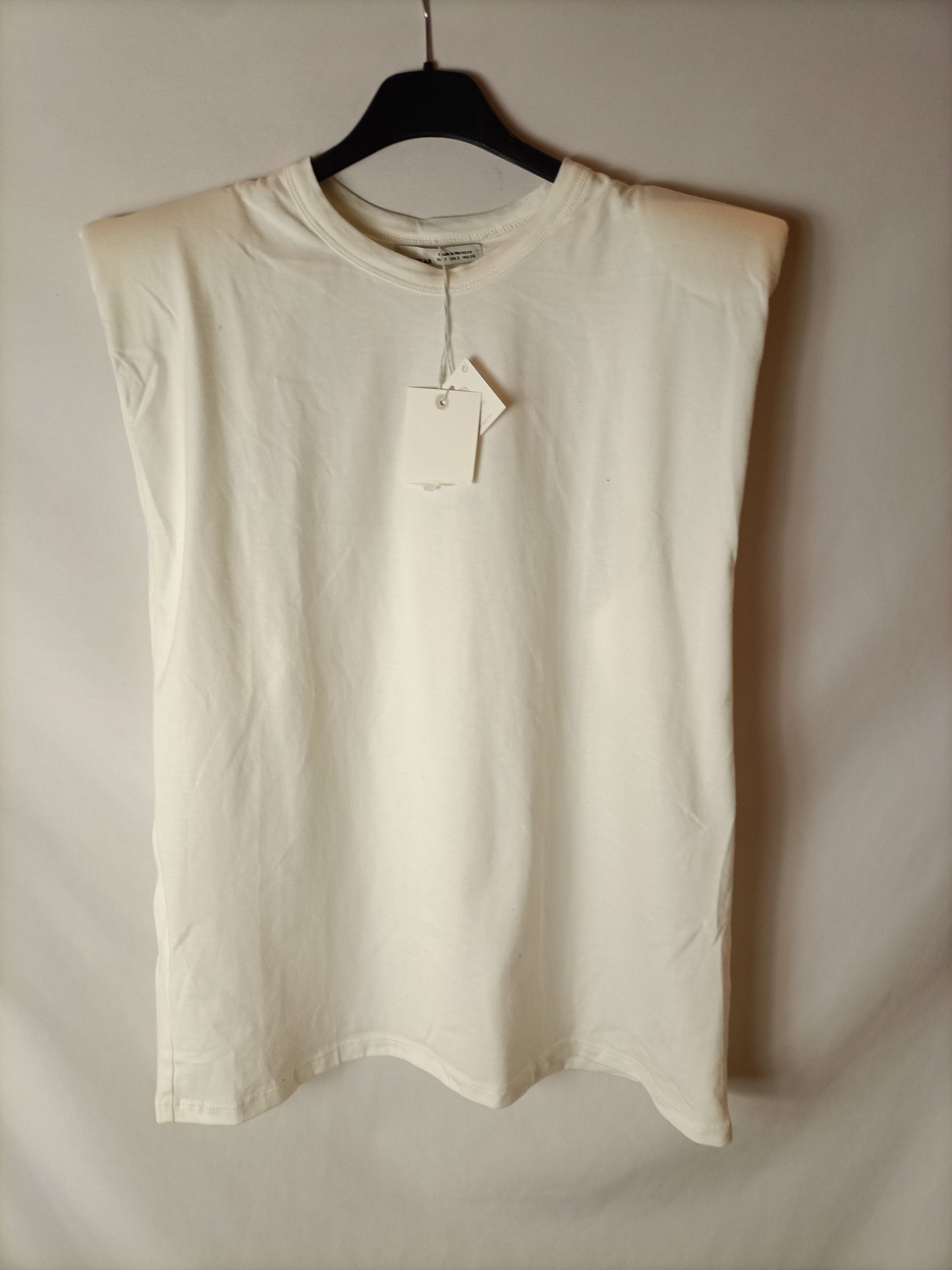 PULL&BEAR. Camiseta blanca oversized hombreras T.s