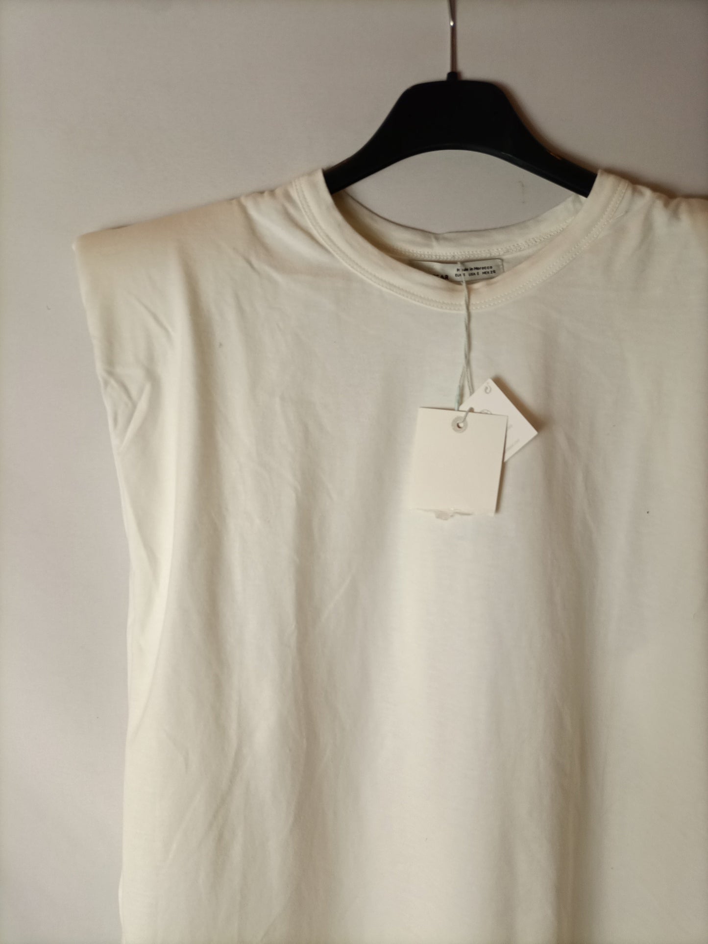 PULL&BEAR. Camiseta blanca oversized hombreras T.s