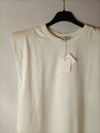 PULL&BEAR. Camiseta blanca oversized hombreras T.s