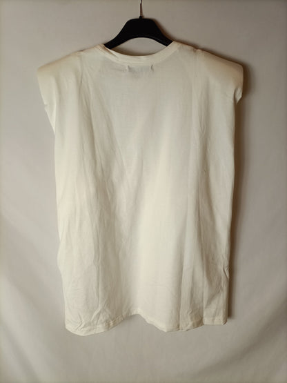 PULL&BEAR. Camiseta blanca oversized hombreras T.s
