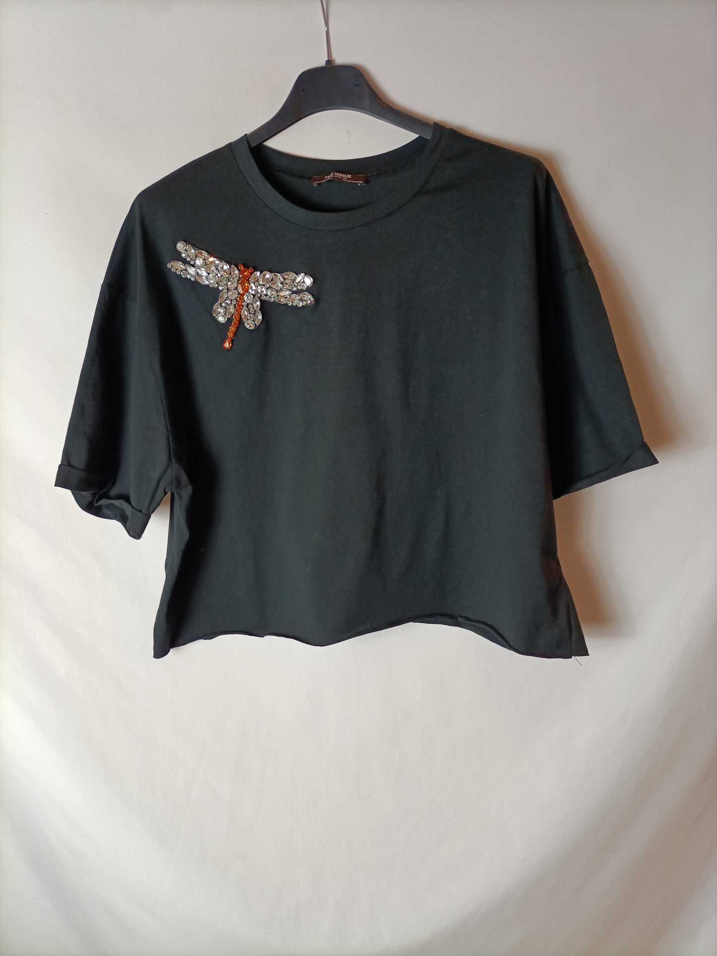 ZARA. Camiseta negra libélula pedrería. T M