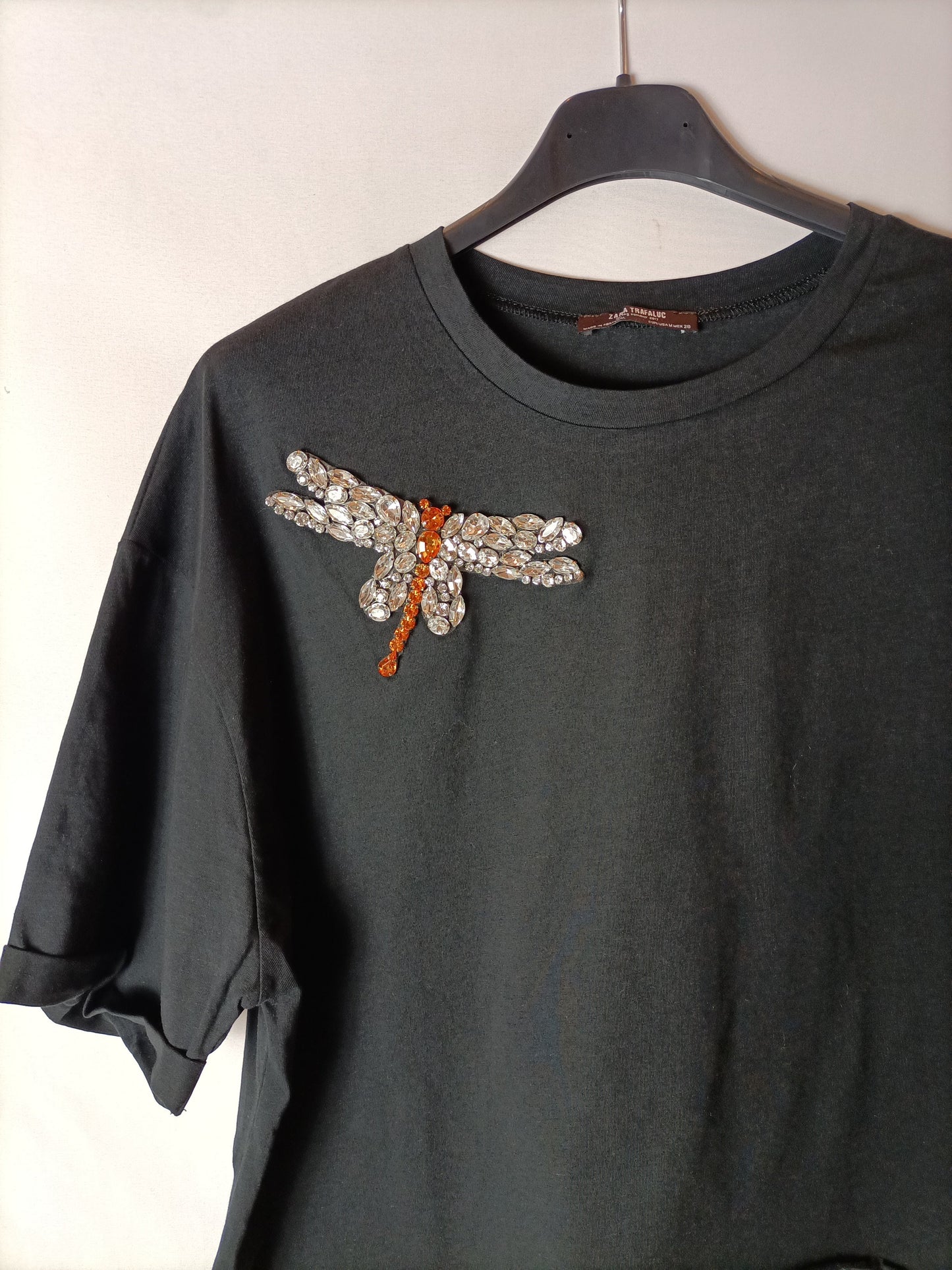 ZARA. Camiseta negra libélula pedrería. T M