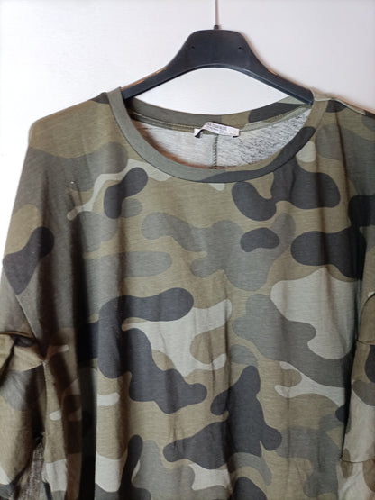 ZARA. Camiseta camuflaje manga volante. T L