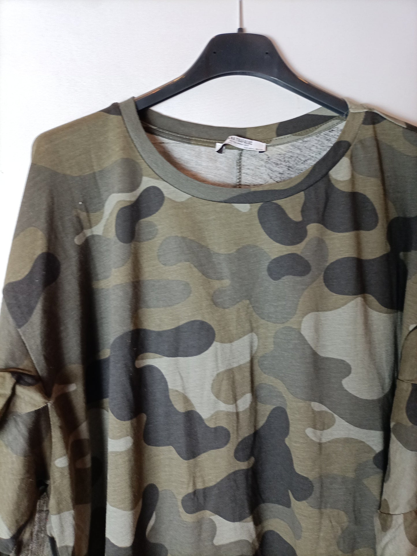 ZARA. Camiseta camuflaje manga volante. T L