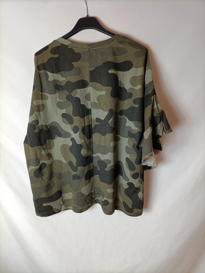 ZARA. Camiseta camuflaje manga volante. T L