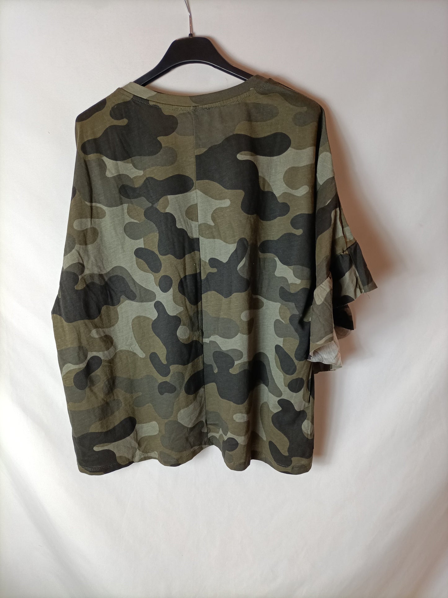 ZARA. Camiseta camuflaje manga volante. T L