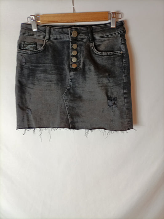 ZARA. Falda denim elástica negro desgastado. T S