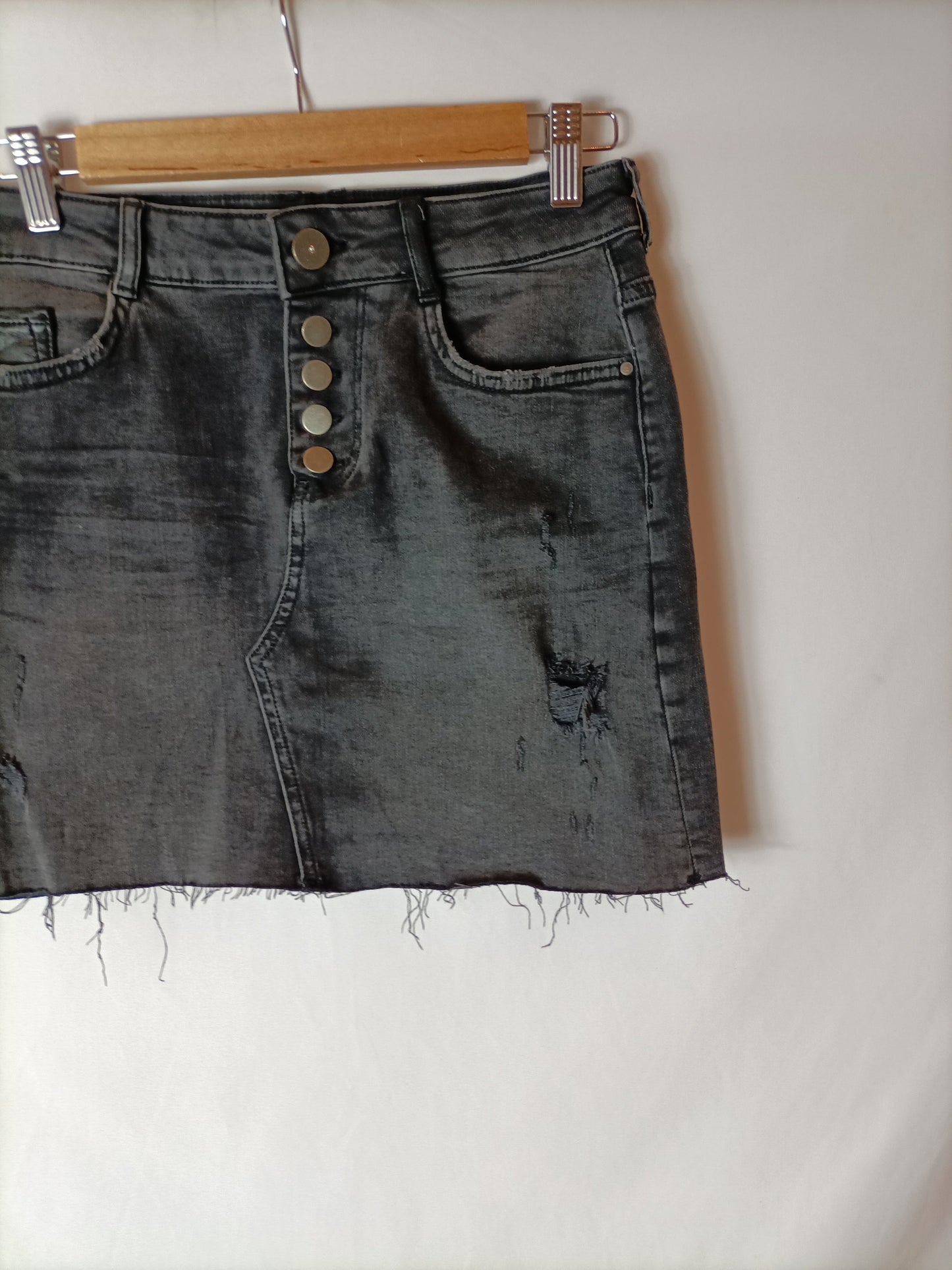 ZARA. Worn black stretch denim skirt. T.S.