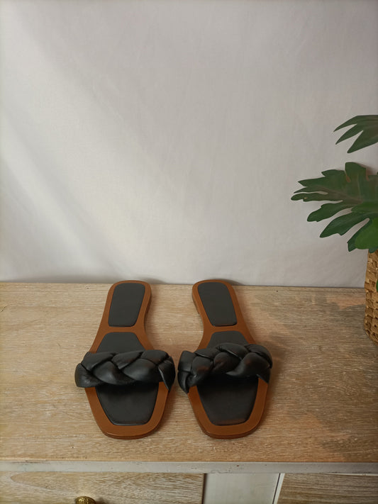 MASSIMO DUTTI. Sandalias planas tira trenzada negra. T 40