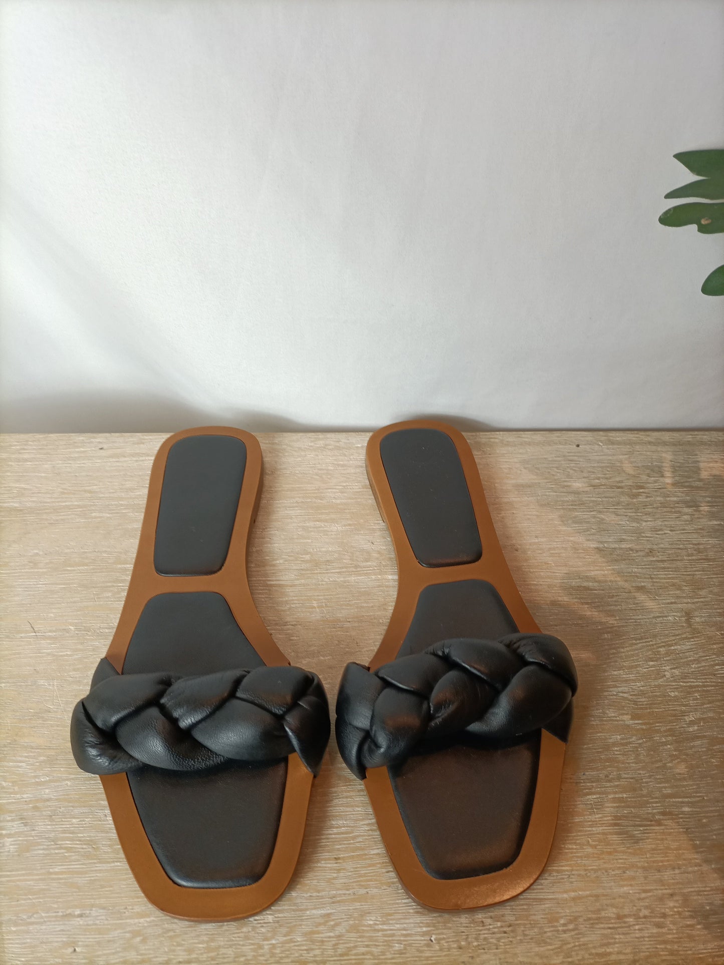 MASSIMO DUTTI. Sandalias planas tira trenzada negra. T 40