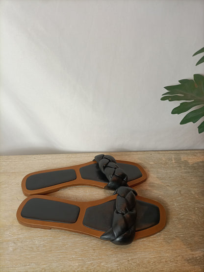 MASSIMO DUTTI. Sandalias planas tira trenzada negra. T 40