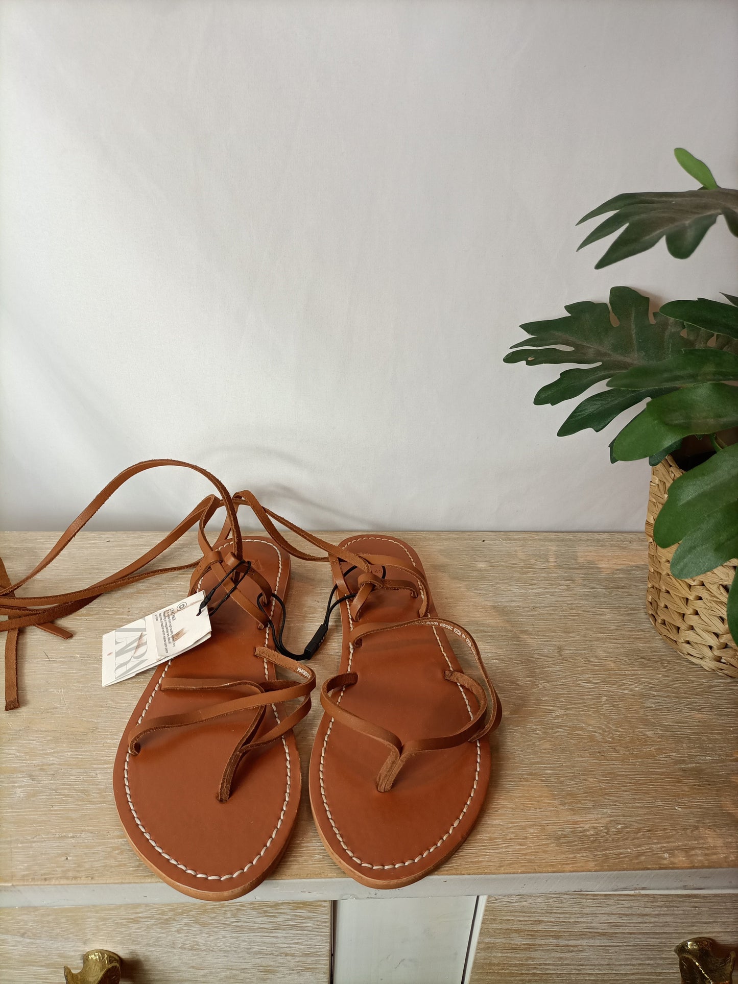 ZARA. Sandalia plana tiras. T 40