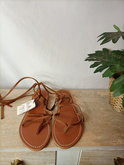 ZARA. Sandalia plana tiras. T 40