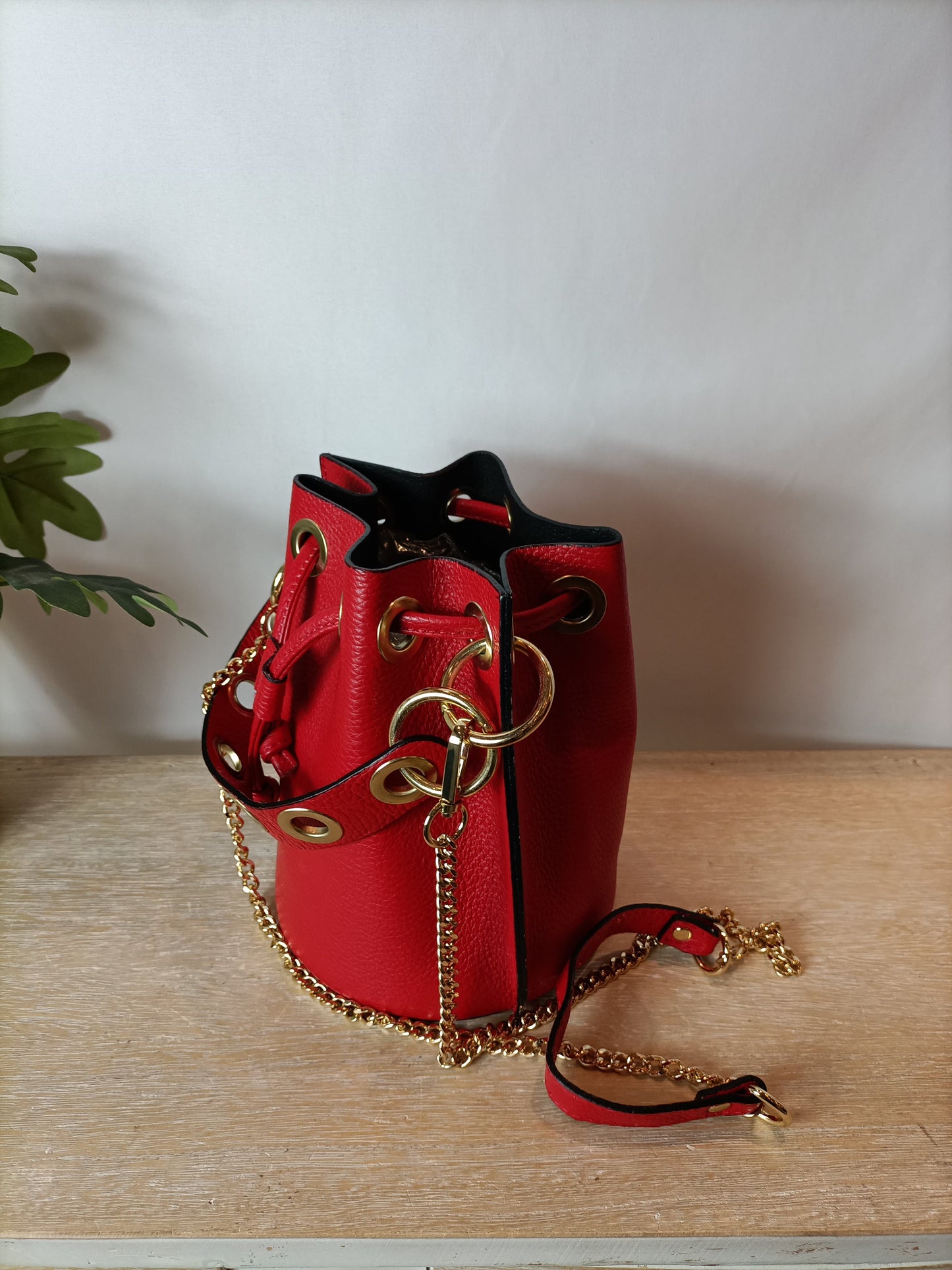 POZO PUERTO UBRIQUE. Bolso rojo piel