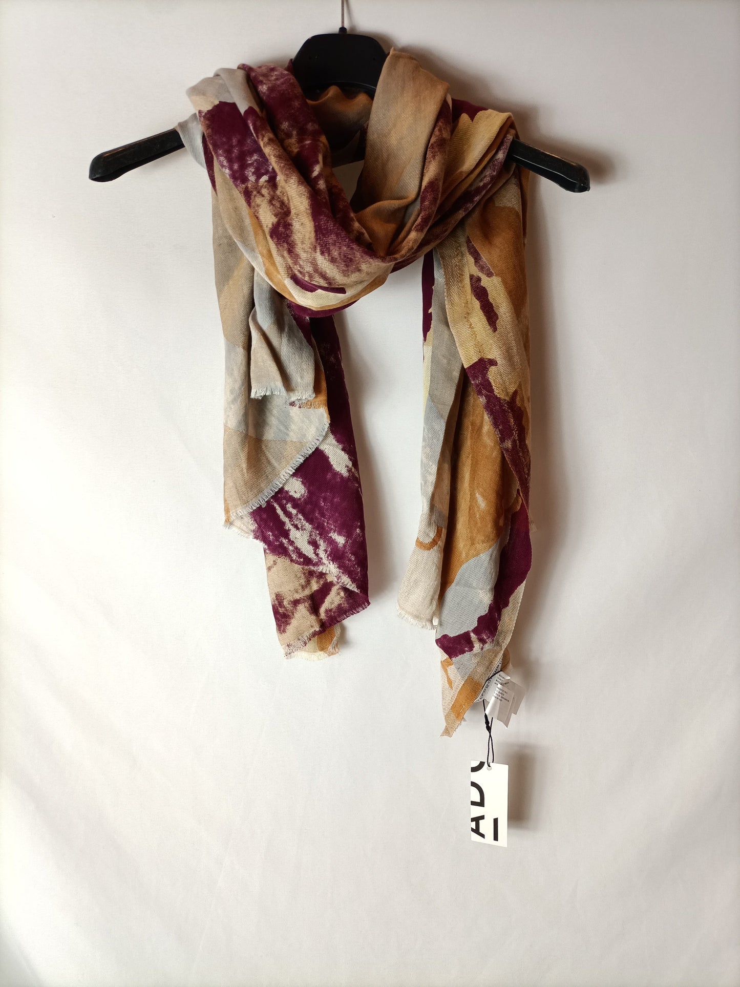 ADOLFO DOMINGUEZ.fular estampado