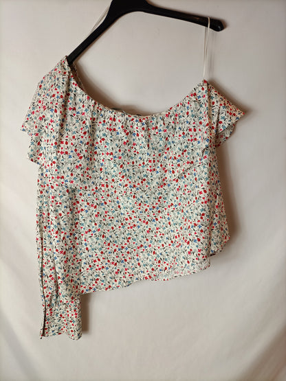 ZARA. top flores asimétrico T.M