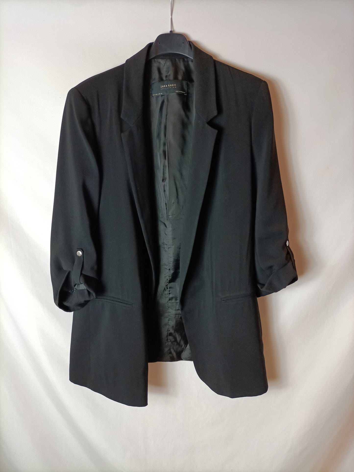 ZARA. Blazer negra básica T.L