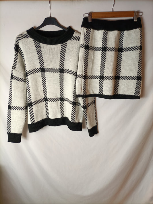 OTHERS. Total look: skirt and checked knit sweater, TS/M