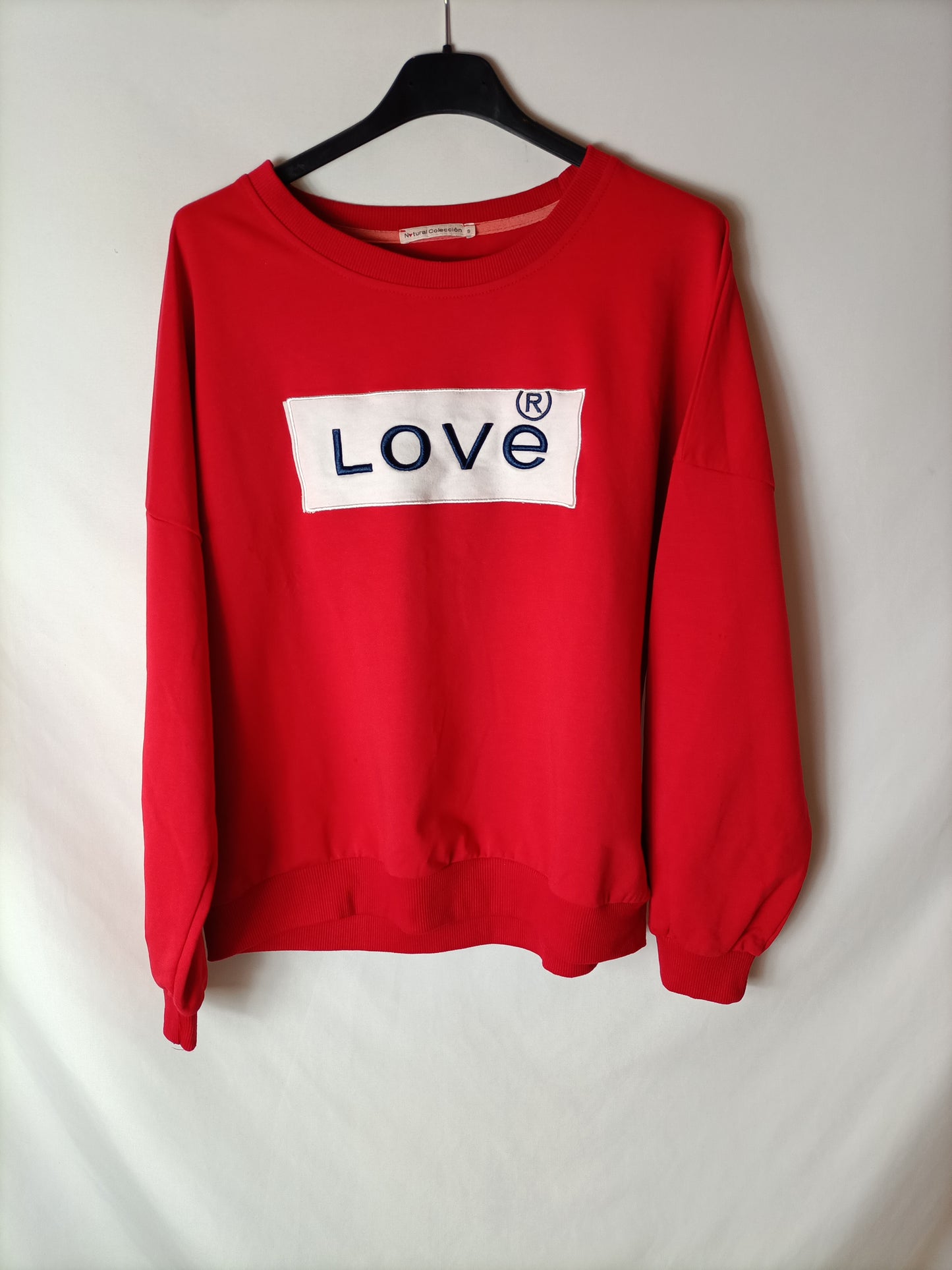 NATURAL COLLECTION. Sudadera roja letras. T S