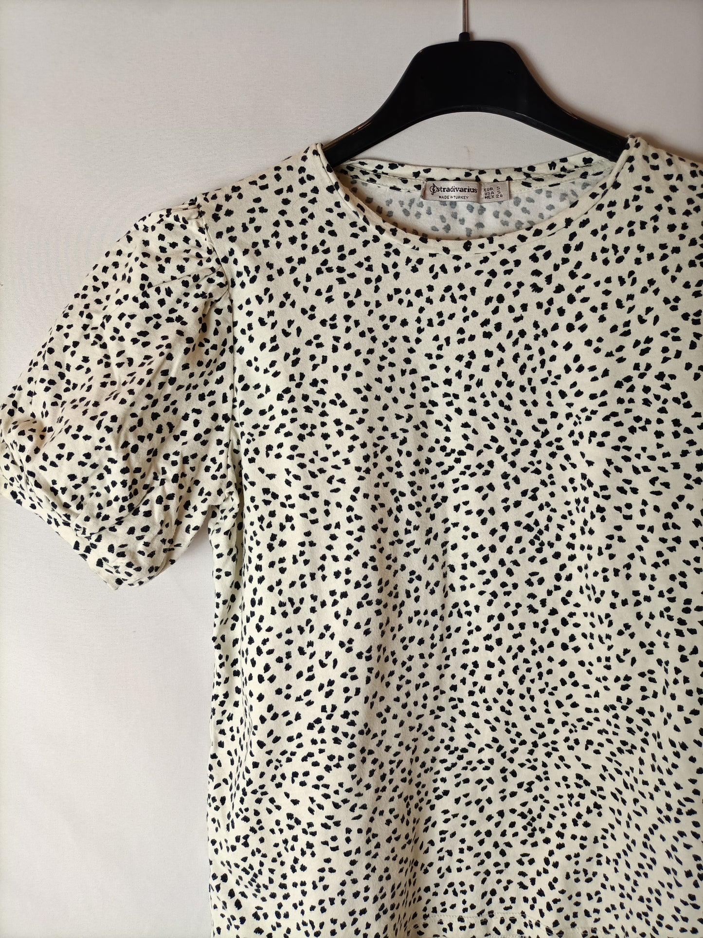 STRADIVARIUS. Camiseta blanca y negra. T S