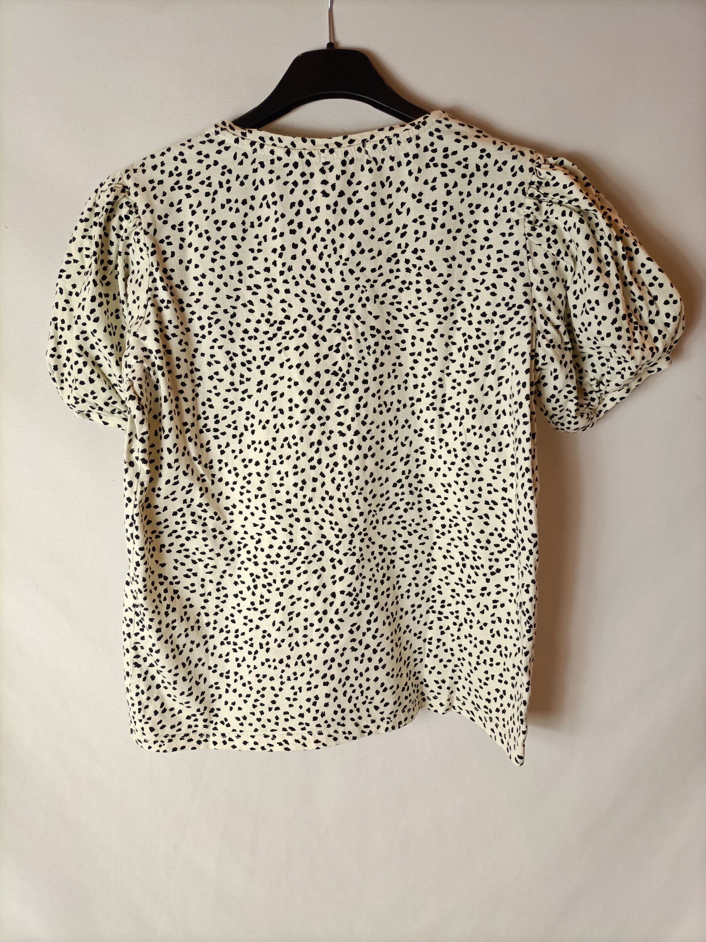 STRADIVARIUS. Camiseta blanca y negra. T S