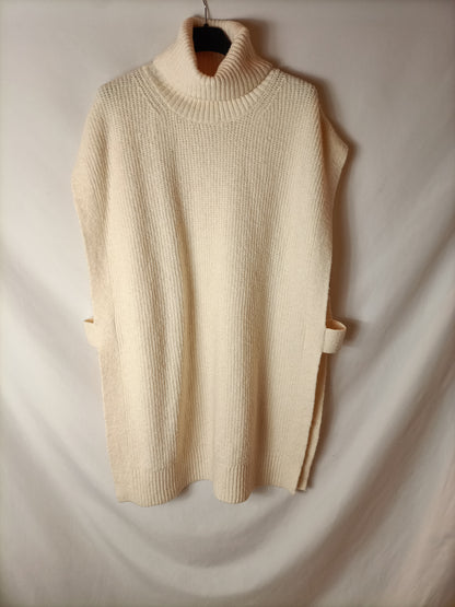 MANGO. Poncho cuello vuelto beige claro. T M