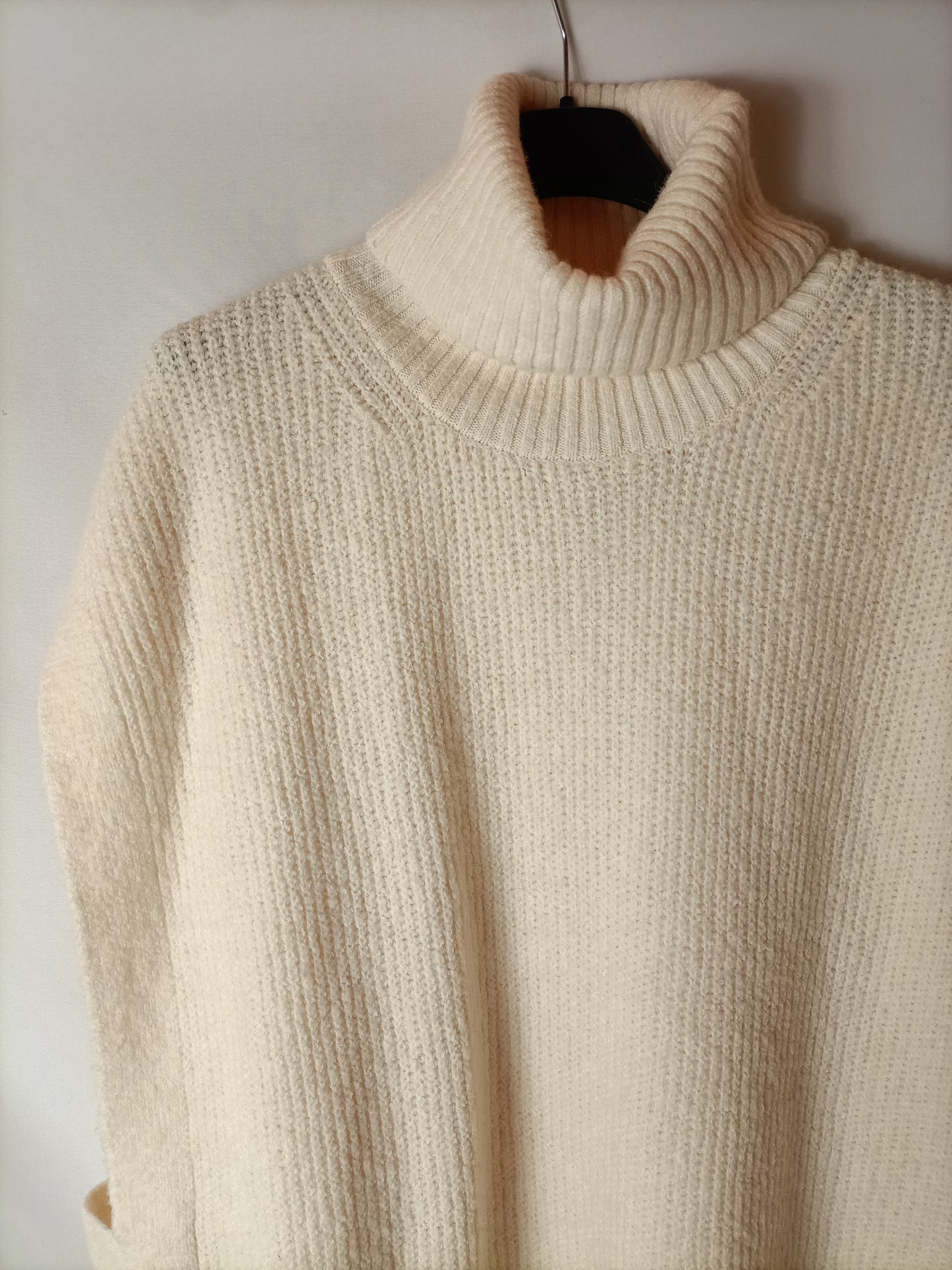 MANGO. Poncho cuello vuelto beige claro. T M