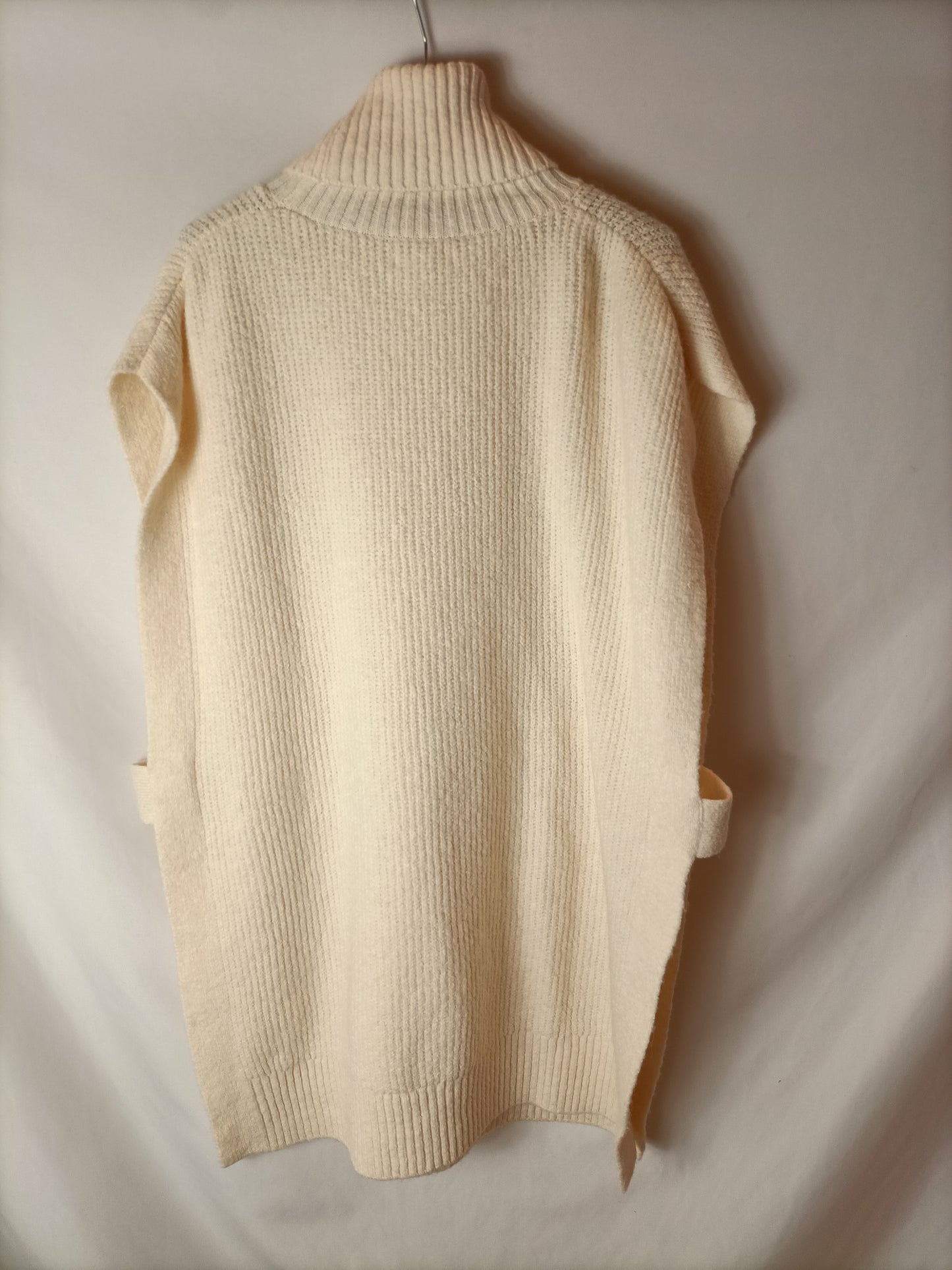MANGO. Poncho cuello vuelto beige claro. T M