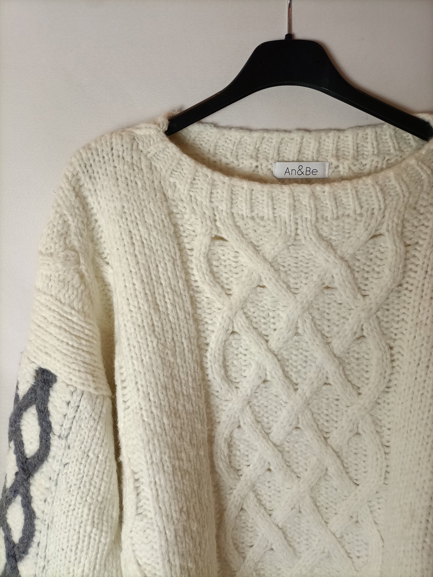 AN&amp;BE. White cable-knit sweater with sleeves. TS/M